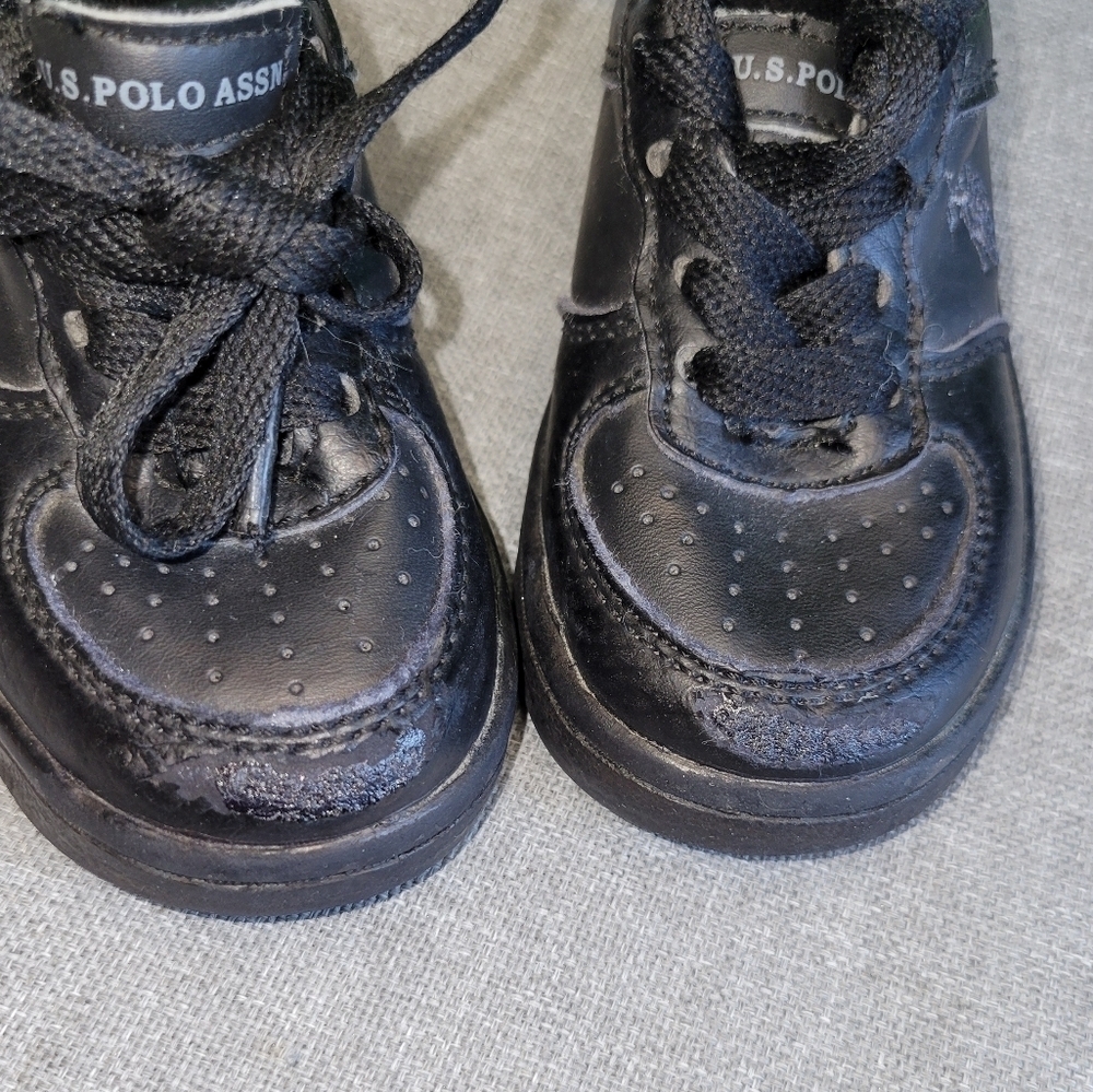 Bundle of 4 pairs of toddler shoes. - Picture 4 of 13